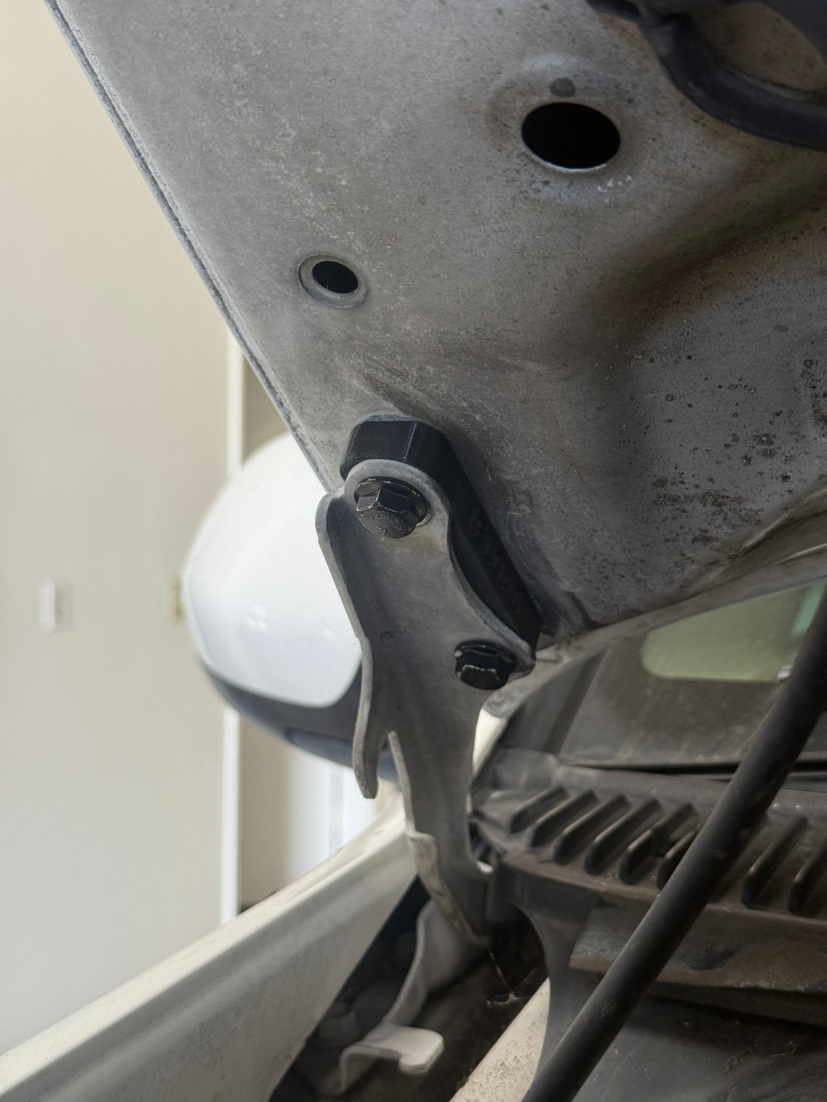 1st gen Tundra Hood Riser Kit